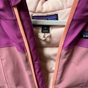 Patagonia snowsuit size 2T toddler girl, in perfect condition